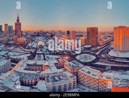 VARSOVIE, POLOGNE - 31 JANVIER 2021 : vue panoramique sur les gratte-ciel de Varsovie, PKiN et Varso Tower en construction et 19e Banque D'Images