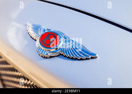 Gros plan sur le logo brillant « Bentley Red Label » à l'avant de la voiture au-dessus de la grille du radiateur Banque D'Images