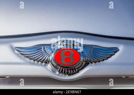 Détail du logo « Bentley Red Label » argenté au dos de la voiture comme couvercle pour la serrure Banque D'Images