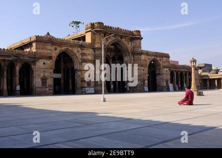 Un homme priant à la mosquée de Jama, Ahmedabad, Gujarat, Inde Banque D'Images