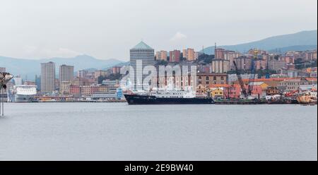 Vue sur le port, Gênes, Ligurie, Italie, Banque D'Images