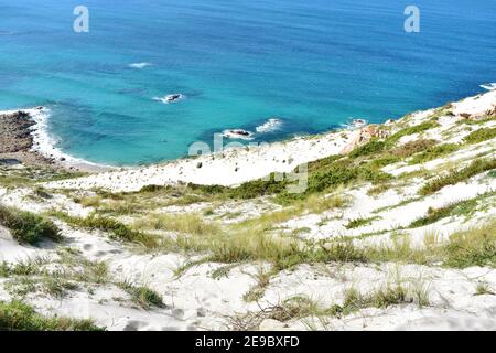 Dune de sable géante sur une falaise. Duna Rampante de Monte Branco ou dune endémique de Monte Blanco (Mont blanc). Costa da Morte, Camariñas, Corogne, Espagne. Banque D'Images