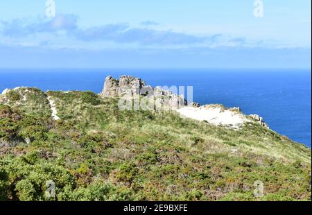 Dune de sable géante sur une falaise. Duna Rampante de Monte Branco ou dune endémique de Monte Blanco (Mont blanc). Costa da Morte, Camariñas, Corogne, Espagne. Banque D'Images