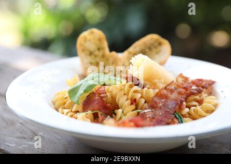 pâtes fusilli au bacon cuisine italienne Banque D'Images