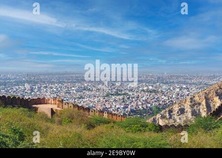 Vue sur la ville de Jaipur depuis le fort qui a été utilisé par les rois pour observer les activités en ville Banque D'Images