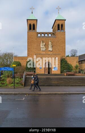 Église catholique de Saint-Luc située à Love Lane, Pinner, Middlesex, Angleterre, Royaume-Uni Banque D'Images