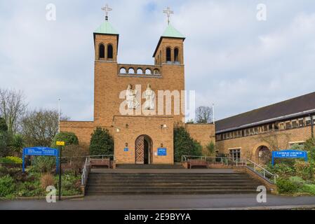 Église catholique de Saint-Luc située à Love Lane, Pinner, Middlesex, Angleterre, Royaume-Uni Banque D'Images