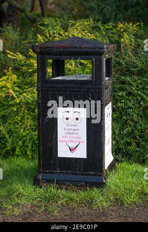 Bac à litière dans le parc commémoratif Pinner avec affiche demandant aux gens de rentrer leur litière si le bac est plein. Banque D'Images