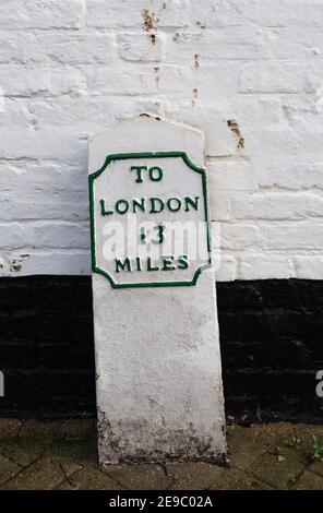 13 km de Londres. Un ancien jalon dans le pavé situé à Bridge Street, Pinner, Middlesex, Angleterre, Royaume-Uni Banque D'Images
