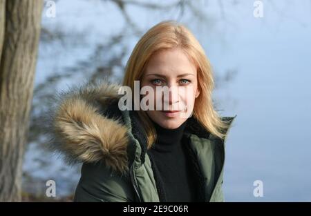 Berlin, Allemagne. 26 janvier 2021. L'actrice Annika Ernst lors d'une promenade à Müggelsee à Friedrichshagen. Annika Ernst (« le médecin de montagne ») a « une approche très unique » pour acquérir des rôles. Credit: Jens Kalaene/dpa-Zentralbild/ZB/dpa/Alay Live News Banque D'Images