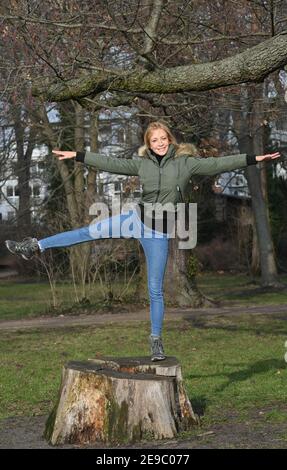 Berlin, Allemagne. 26 janvier 2021. L'actrice Annika Ernst lors d'une promenade à Müggelsee à Friedrichshagen. Annika Ernst (« le médecin de montagne ») a « une approche très unique » pour acquérir des rôles. Credit: Jens Kalaene/dpa-Zentralbild/ZB/dpa/Alay Live News Banque D'Images