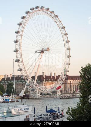 LONDRES, Royaume-Uni - 12 SEPTEMBRE 2009 : vue du London Eye sur la Tamise Banque D'Images