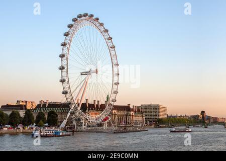 LONDRES, Royaume-Uni - 12 SEPTEMBRE 2009 : vue du London Eye sur la Tamise Banque D'Images