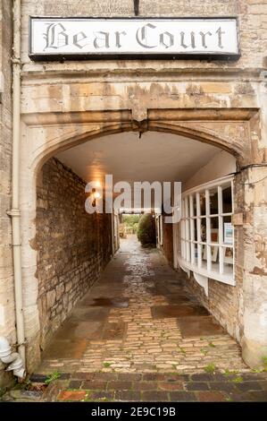BURFORD, OXFORDSHIRE, Royaume-Uni - 31 OCTOBRE 2009 : allée d'entrée à Bear court avec panneau Banque D'Images
