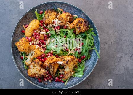 bol à salade hummus d'avocat maison sain Banque D'Images