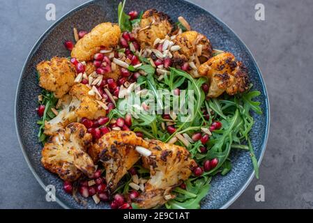 bol à salade hummus d'avocat maison sain Banque D'Images