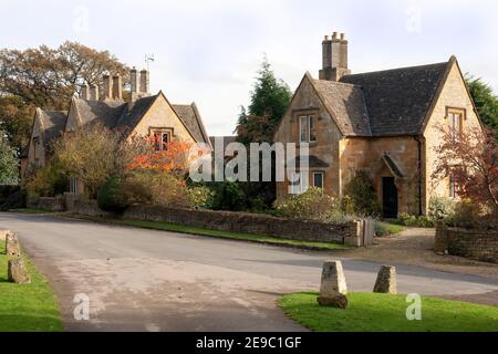 MORETON-IN-THE-MARSH, GLOUCESTERSHIRE, Royaume-Uni - 31 OCTOBRE 2009 : jolies maisons dans le village de Batsford Banque D'Images