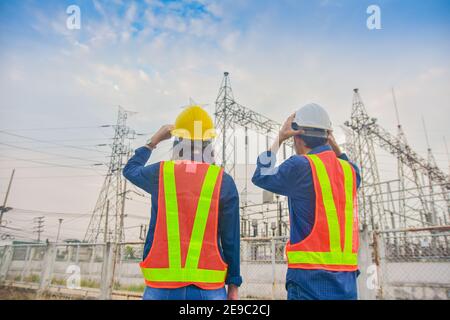 Homme et femme ingénieur asiatique travaillant sur site système électrique pour le travail de sécurité Banque D'Images