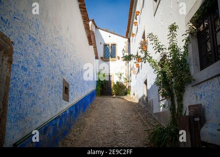 Obidos, Portugal - 05 octobre 2018 : détail architectural de petites maisons typiques du centre-ville historique. Banque D'Images