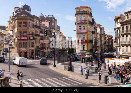 Porto, Portugal - 06 octobre 2018 : les gens marchent dans les rues du centre-ville près de la gare de Sao Bento pendant la journée. Banque D'Images