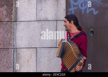 Porto, Portugal, 06 octobre 2018 : musicien jouant sur l'accordéon dans les rues de Porto. Banque D'Images