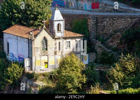 Portugal, Porto, 06 octobre 2018 : Église abandonnée sur les rives du Douro, Porto, Portugal. Banque D'Images