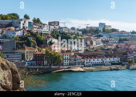 Porto, Portugal, 06 octobre 2018 : les maisons et autres bâtiments sur la rive du Douro. Banque D'Images
