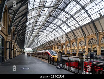 London Kings Cross Station London plate-forme déserte avec train en attente et pas de passagers en raison d'une pandémie de blocage voyage essentiel seulement jour Banque D'Images