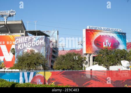 Mercredi 3 février 2021 ; Tampa, FL, États-Unis ; VUE générale de l'entrée du stade Raymond James en préparation du Super Bowl. La baie de Tampa Banque D'Images