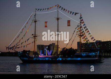 Mercredi 3 février 2021 ; Tampa, FL, États-Unis ; UNE vue générale du bateau pirate Jose Gasperilla s'est illuminé au coucher du soleil lors de l'expérience Super Bowl à Tampa Banque D'Images