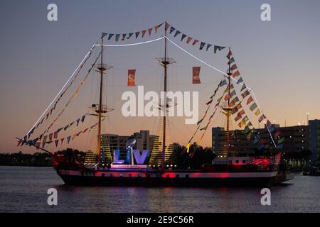 Mercredi 3 février 2021 ; Tampa, FL, États-Unis ; UNE vue générale du bateau pirate Jose Gasperilla s'est illuminé au coucher du soleil lors de l'expérience Super Bowl à Tampa Banque D'Images