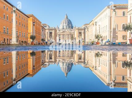 Les fréquentes averses de pluie créent des piscines dans lesquelles la merveilleuse vieille ville de Rome reflète comme dans un miroir. Ici en particulier la basilique Saint-Pierre Banque D'Images