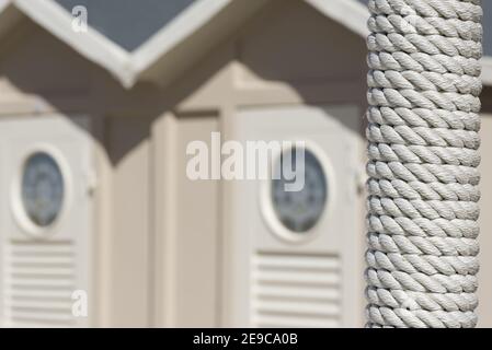 Beach Hut avec un pôle fabriqué à Rope, Italie. Banque D'Images