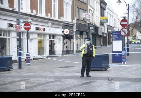 Maidstone, Kent, Royaume-Uni. 4 février. Un homme a été transporté d'urgence dans un hôpital de Londres avec des « blessures mortelles » après avoir été poignardé dans le centre-ville de Maidstone vers 19h00 le 3 février. Ce matin, un quartier de la ville est encore en état de marche - un homme dans ses 40 ans a été arrêté. Crédit : Phil Robinson/Alay Live News Banque D'Images