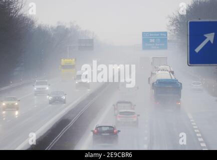 Bernau BEI Berlin, Allemagne. 03ème février 2021. Des voitures et des camions circulent sur l'autoroute A10, qui est mouillée par la pluie, près de la sortie Bernau en direction de la jonction Barnim. Credit: Soeren Stache/dpa-Zentralbild/ZB/dpa/Alay Live News Banque D'Images