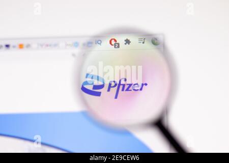 Los Angeles, Etats-Unis - 1 février 2021 : page du site Internet de Pfizer. Pfizer.com logo sur l'écran, illustration Editorial Banque D'Images