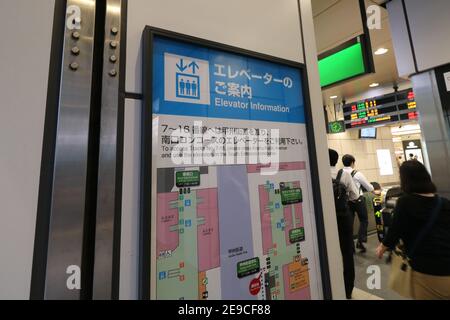 Panneau d'information sur l'ascenseur à Shinjuku, Tokyo, Japon Banque D'Images