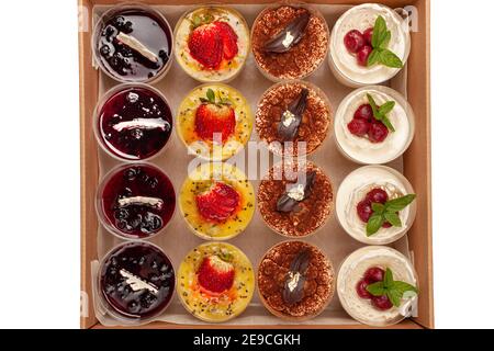 Boîte de livraison de nourriture pour le dîner. Livraison de nourriture des marchés et des restaurants. Repas pour une semaine en quarantaine. Desserts frais tiramisu, soufflé, gelée à la TH Banque D'Images