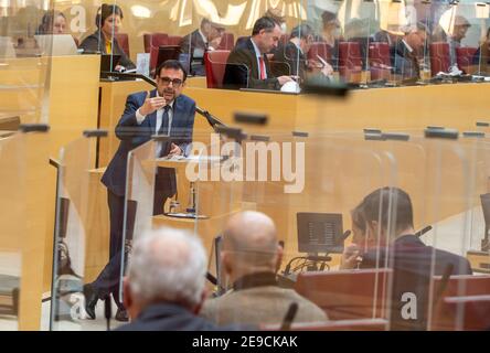 Munich, Allemagne. 04e fév. 2021. Klaus Holetschek (CSU, l), ministre d'État à la Santé et aux soins, prend la parole au cours de la session du Parlement d'État bavarois. L'un des sujets abordés est le questionnement du gouvernement de l'État sur la situation actuelle de la crise de Corona. Credit: Peter Kneffel/dpa/Alay Live News Banque D'Images