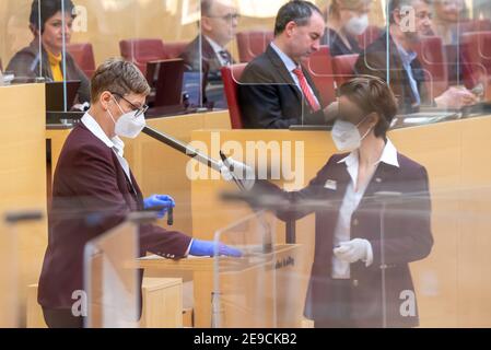 Munich, Allemagne. 04e fév. 2021. Les employés du Parlement de l'État de Bavière désinfectent le pupitre lors de la session plénière du Parlement de l'État de Bavière. L'un des sujets abordés est le questionnement du gouvernement de l'État sur la situation actuelle de la crise de Corona. Credit: Peter Kneffel/dpa/Alay Live News Banque D'Images