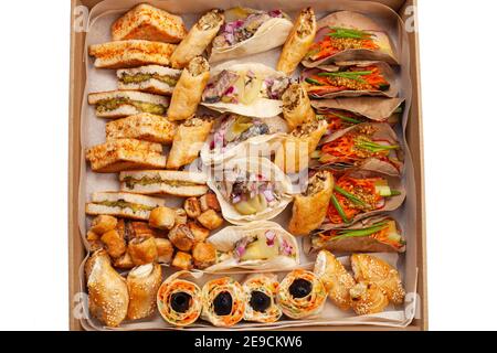 Boxe avec nourriture, boîte en carton avec collations, livraison à domicile. Restauration. Boîte cadeau pour vos vacances. Plats préparés pour un dîner en famille ou une fête. Banque D'Images