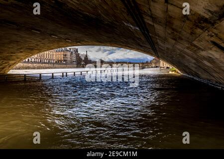 Paris, France - 3 février 2021 : vue sur les inondations de Paris à mesure que la Seine s'élève et approche d'un niveau record Banque D'Images