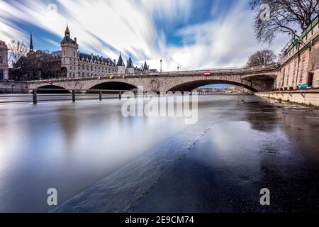 Paris, France - 3 février 2021 : vue sur les inondations de Paris à mesure que la Seine s'élève et approche d'un niveau record Banque D'Images