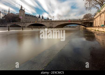 Paris, France - 3 février 2021 : vue sur les inondations de Paris à mesure que la Seine s'élève et approche d'un niveau record Banque D'Images