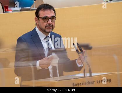 Munich, Allemagne. 04e fév. 2021. Klaus Holetschek (CSU), ministre d'État à la Santé et aux soins, prend la parole au cours de la session du Parlement d'État bavarois. L'un des sujets abordés est le questionnement du gouvernement de l'État sur la situation actuelle de la crise de Corona. Credit: Peter Kneffel/dpa/Alay Live News Banque D'Images