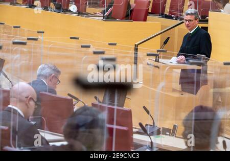 Munich, Allemagne. 04e fév. 2021. Bernd Sibler (CSU), ministre des Sciences et des Arts, prend la parole au cours de la session du Parlement d'Etat bavarois. L'un des sujets abordés est le questionnement du gouvernement de l'État sur la situation actuelle de la crise de Corona. Credit: Peter Kneffel/dpa/Alay Live News Banque D'Images