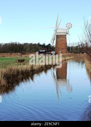 Horsey Windpump est un monument emblématique de Broadland vu ici lors d'une journée d'hiver claire sans bateaux ni personnes pour perturber la paix. Banque D'Images