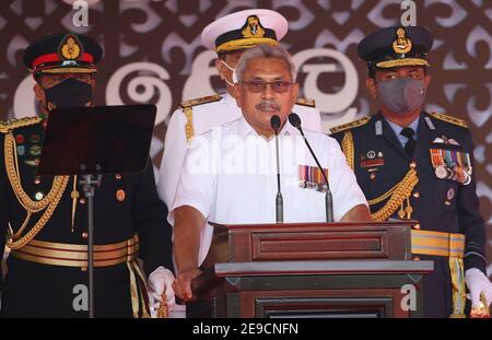 Colombo, Sri Lanka. 4 février 2021. Le président du Sri Lanka, Gotabaya Rajapaksa (C), s'adresse à la nation avec le commandant de l'armée, Shavendra Silva (L), le chef de la marine, Nishantha Ulugetenne (2L), et le chef de la Force aérienne, Sudarshana Pathirana (2R), lors des 73e célébrations de l'indépendance du Sri Lanka à Colombo le 4 février 2021. Credit: Pradeep Dambarage/ZUMA Wire/Alay Live News Banque D'Images