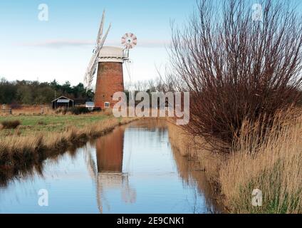 Horsey Windpump est un monument emblématique de Broadland vu ici lors d'une journée d'hiver claire sans bateaux ni personnes pour perturber la paix. Banque D'Images