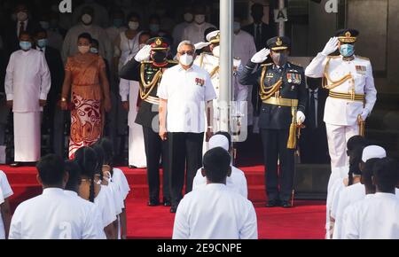 Colombo, Sri Lanka. 4 février 2021. Le président du Sri Lanka, Gotabaya Rajapaksa, chante l'hymne national à côté du général Shavendra Silva, chef d'état-major de la Défense et commandant de l'armée, et de son frère le Premier ministre, Mahinda Rajapaksa, lors des 73e célébrations de l'indépendance du Sri Lanka à Colombo, Sri Lanka le 4 février 2021. Credit: Pradeep Dambarage/ZUMA Wire/Alay Live News Banque D'Images